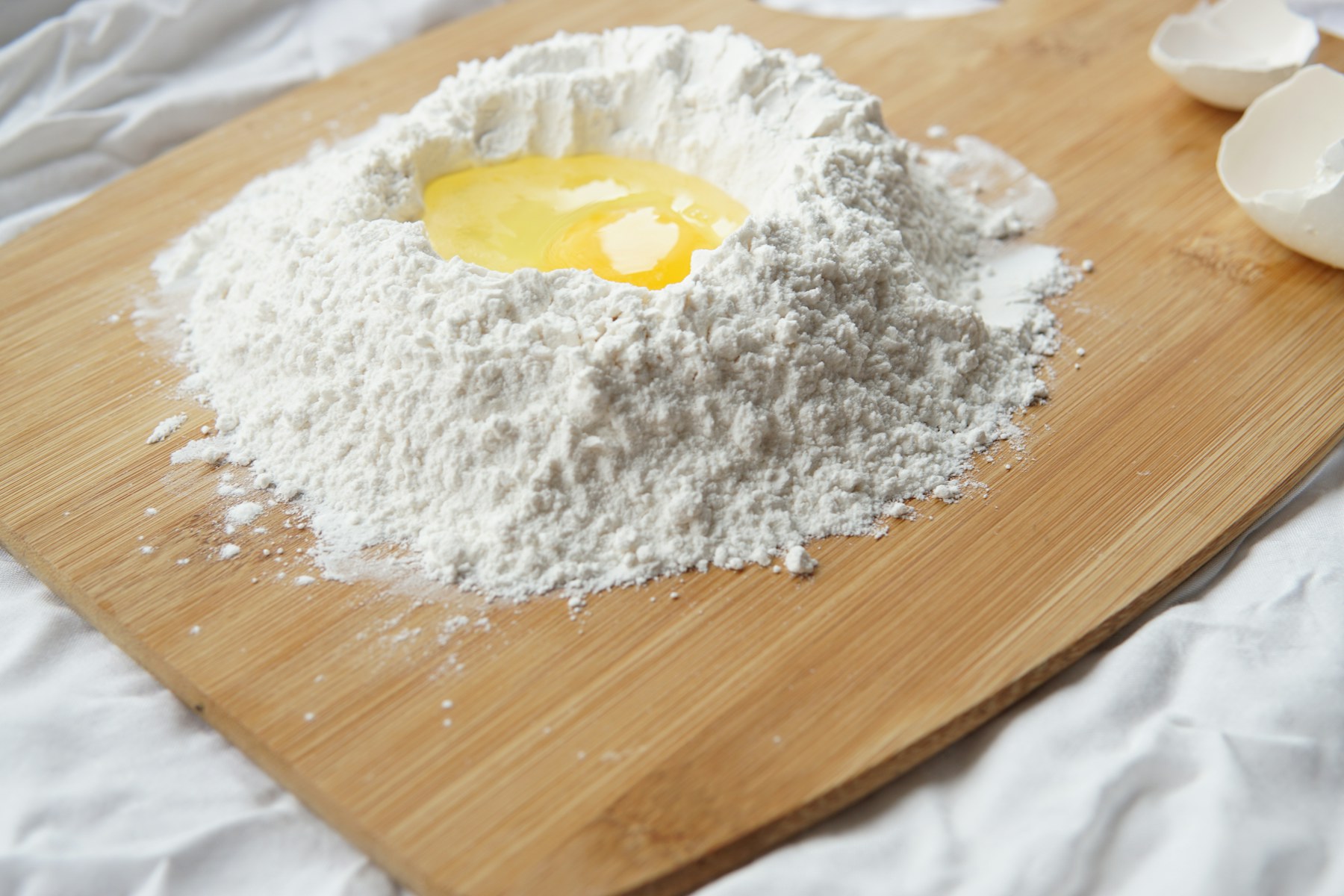 Preparación artesanal de pasta fresca con harina y huevos